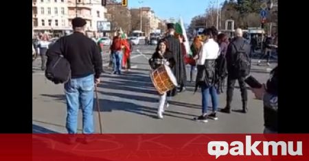 Протестиращи блокираха движението на площад „Орлов мост“ в София. На