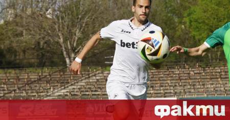 Българският национал и нападател на Славия София Владимир Николов е