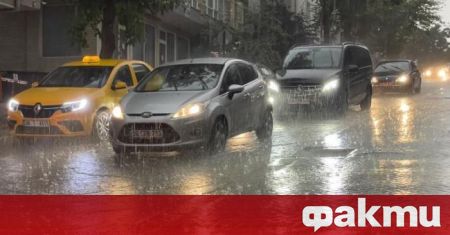 Проливен дъжд причини сериозни наводнения в Анкара, където три бедстващи