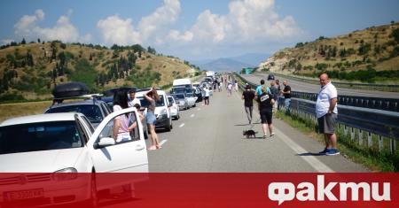 Медиите в Румъния коментират километричните опашки образували се на българо