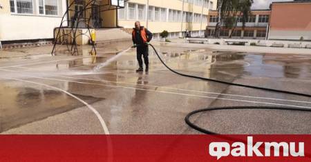 Започна миене на училищните дворове в София съобщават от Столичния