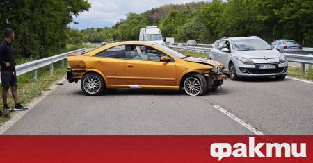 Лек автомобил се е забил в мантинелата на пътя Казанлък