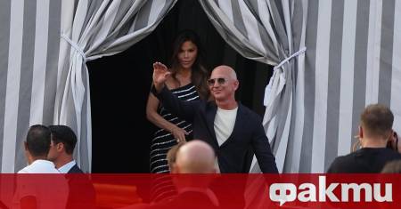 Основателят на Амазон Джеф Безос и годеницата му журналистката Лорън