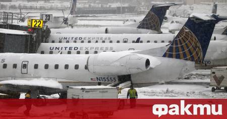 Стотици полети бяха отменени след като зимна буря с обилни