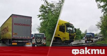 Катастрофирал ТИР стана причина за временно спиране на движението по