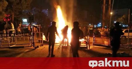 Най малко 50 пожарни коли са били повредени от протестиращи