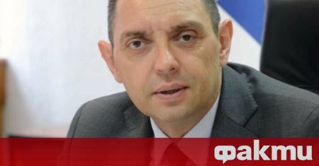 Министърът на вътрешните работи на Сърбия Александър Вулин разговаря с
