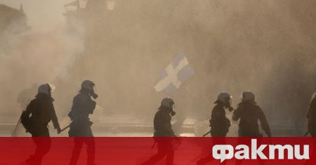 Полицията в Гърция използва сълзотворен газ и водни оръдия за