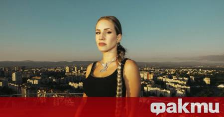 Мила Роберт се разчекна по къса рокля пред тв водещия