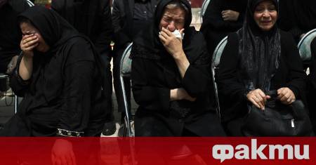 Най малко 15 души загинаха при падането на автобус от