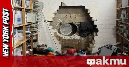 Десетки разгневени клиенти се събраха пред банка в Германия след