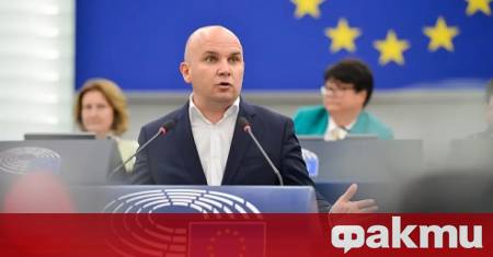 В момента политическата ситуация и успокояването на политическата нестабилност в