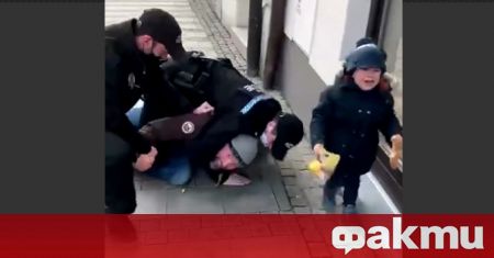 Чешката полиция задържа брутално мъж без маска докато се разхожда