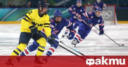 Американският национален отбор по хокей на лед за жени демонстрира