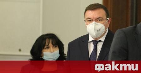 Министърът на здравеопазването Костадин Ангелов съобщи, че се самоизолира и