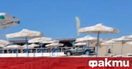 Джип се движи с висока скорост по дюните на Северния