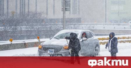 Нова зимна буря връхлетя САЩ броени дни след като страната
