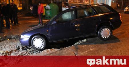 Автомобил пропадна в отворила се дупка на улица Петър Стоев