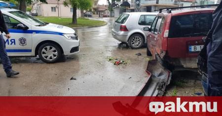 Шофьор в неадекватно състояние във Варна помете няколко коли, после