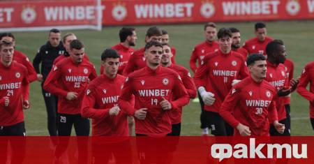 Старши треньорът на ЦСКА Христо Янев говори пред репортерите на