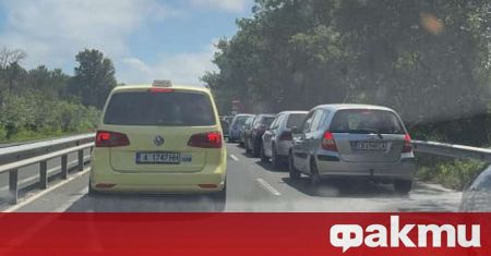 Пътна катастрофа е предизвикала огромно задръстване на главния път Бургас