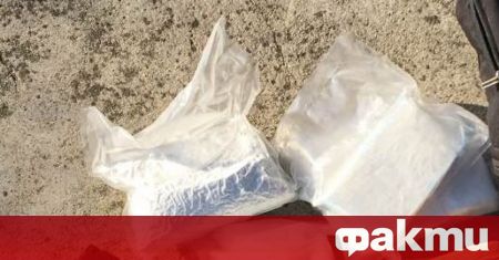 Два пакета с кокаин бяха изхвърлени от морето на брега