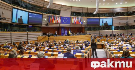 На крака и с аплодисменти евродепутатите посрещнаха изказването на президента
