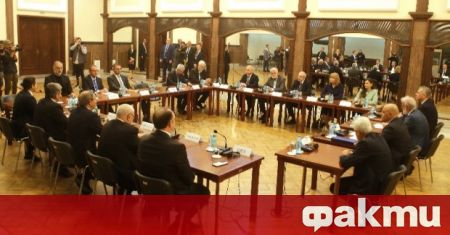 В законодателния орган в Скопие започна срещата на премиера на