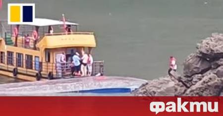 Развлекателен кораб с 26 пътници на борда се преобърна в