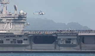 US самолетоносач плава в Южнокитайско море