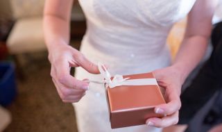 Булка избяга от сватбата си, след като отвори подаръка от свекърва си