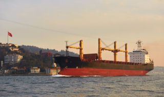 Броят на петролните танкери, чакащи да преминат през Босфора, нараства още