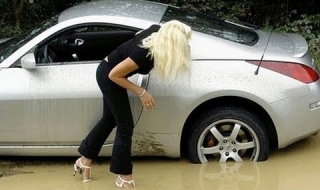 Женски изцепки зад волана