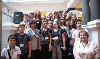 Учители и ученици се жалват на Нинова