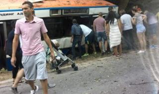 Във Варна: Автобус в канавка след удар с багер