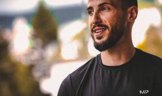 Наум Шопов се фука с нова кола (СНИМКИ)