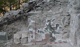 Откриха части от стенописи при разкопки край Твърдица