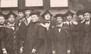 1920 г.: Оксфорд приема жените като пълноправни студенти