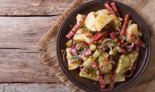 Рецепта на деня: Италианска картофена салата със салам и моцарела