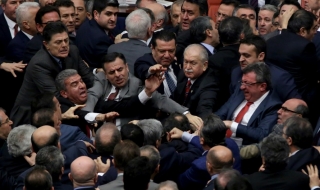 Масов бой в турския парламент (ВИДЕО)