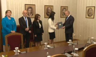 Удари 15 ч. от 15 ден на 5-ия месец! Румен Радев завъртя рулетката за правителство ВИДЕО