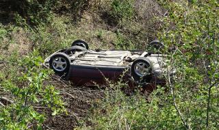Автомобил падна в дере във Варненско, загина жена