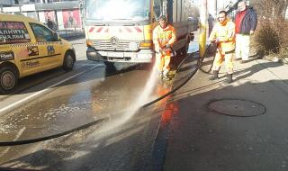 Мият улиците в София