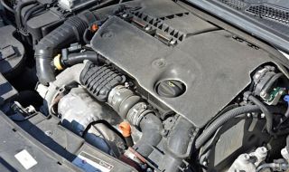 Съвети за начинаещи: Колко често и как се проверява двигателното масло в колата