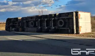 Силният вятър в Сливенско обърна турски TIR на Подбалканския път