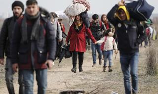 Криза! Гърция спира да приема молби за убежище