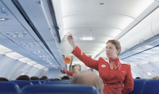 Стюардеса изроди бебе в тоалетната на самолет по време на полет
