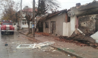 Взрив на газова бутилка причина за пожара във Вакарел