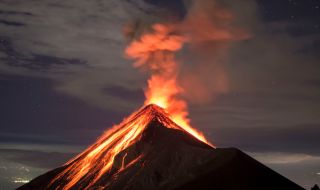 250 души са евакуирани заради изригване на Огнения вулкан в Гватемала
