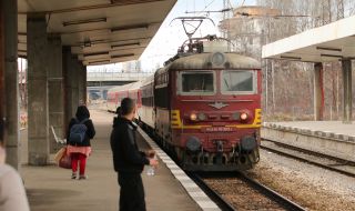 Глобиха хулиган, нападнал възрастен мъж във влака Русе – София